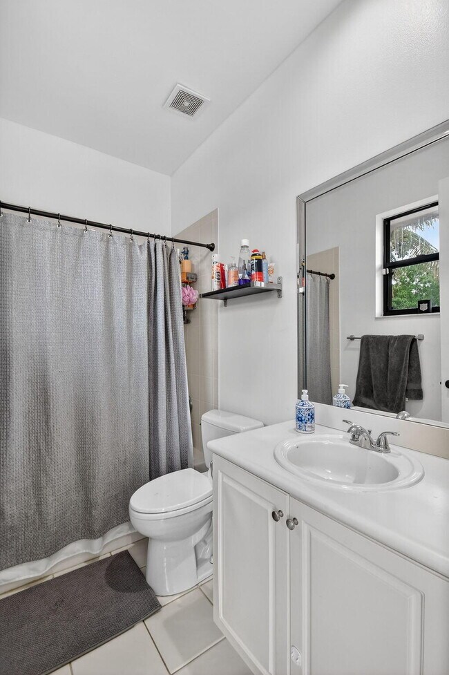 Building Photo - 10337 Trianon Pl