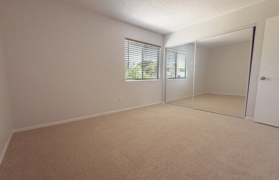 Building Photo - 4243 Tiberon Dr