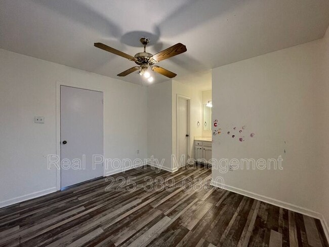 Building Photo - 9841 Siegen Ln