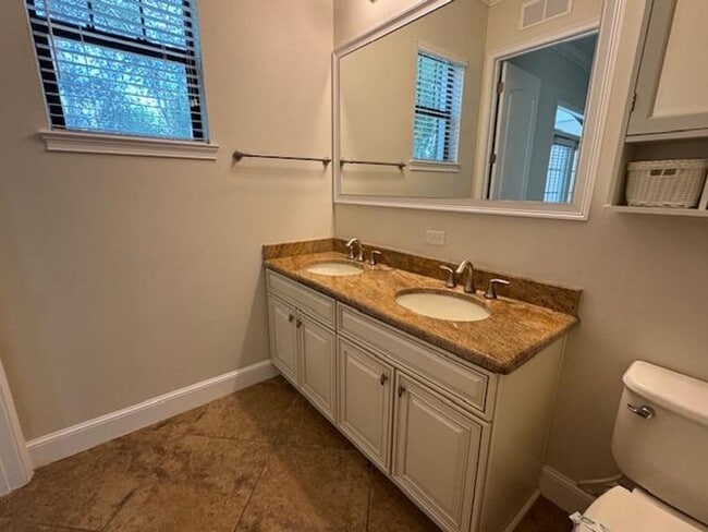 Building Photo - Newly renovated 4 Bedroom 3 1/2 Bathroom Town Home in Windermere