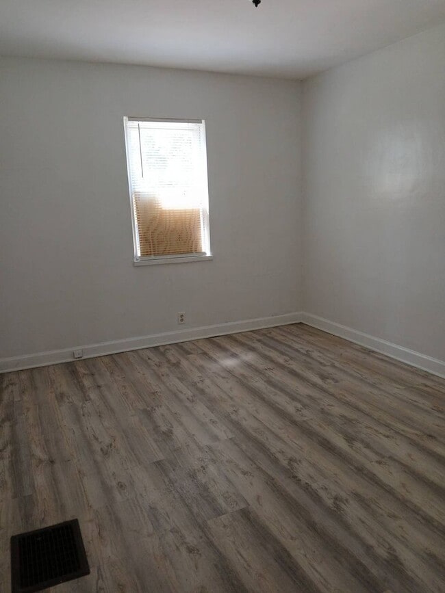 Building Photo - 238 E Beechwood Ave