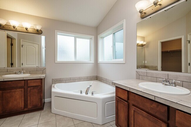 Building Photo - $500 Move In Special  4 Bedroom 2.5 Bath New Carpet and Fresh Paint