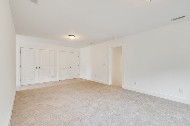 Building Photo - Newly renovated 2 Bedroom Condo with a bon...