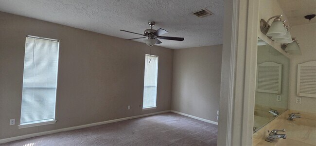 Building Photo - 1910 Quail Valley E Dr