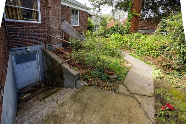 Building Photo - 1811 SE Salmon St