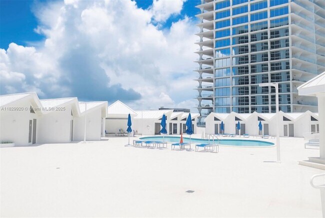 Building Photo - 16711 Collins Ave