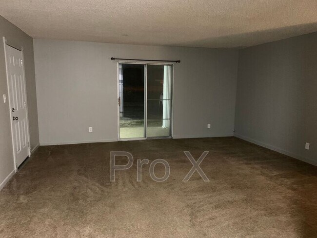 Building Photo - 2037 S River St