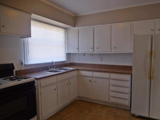Building Photo - 3 Bed, 1.5 Bath Fenced Pets Allowed