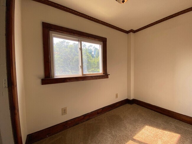 Building Photo - Stunning Three Bedroom on Bates St! Parking, Central Air Conditioning, Large Back Deck & More!! C...