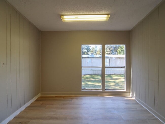 Building Photo - Completely Updated 3BR/2BA Trailer in Musc...