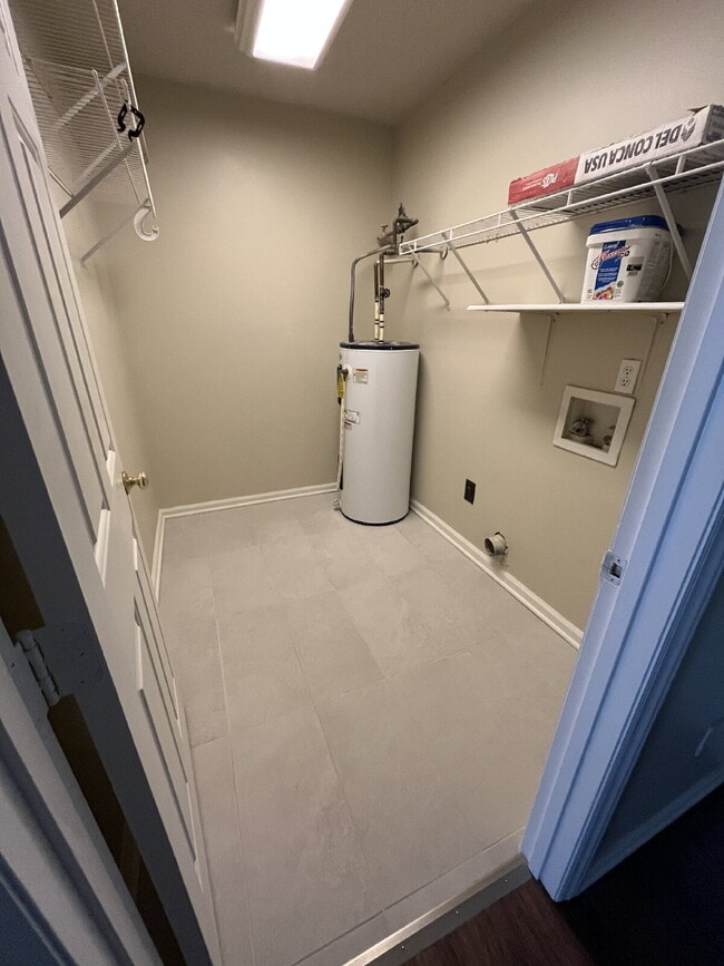 Building Photo - "Charming 2-Bed, 2-Bath Retreat in High Point's Peaceful Ambassador Court!"