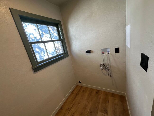 Building Photo - 1304 Sheldon St