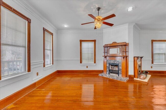 Building Photo - Beautiful 4 bedroom home downtown