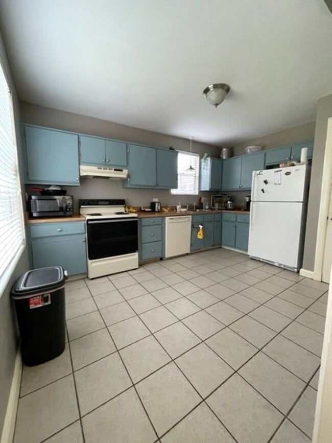 Building Photo - R1016 University Heights