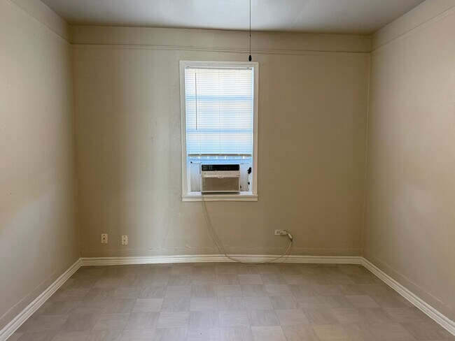 Building Photo - Single Story 2-Bedroom Home Ready for Move In!