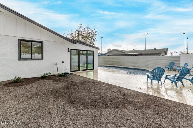 Building Photo - 8401 E San Miguel Ave