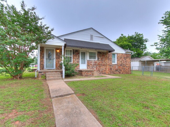 Building Photo - 810 N Marshall Dr