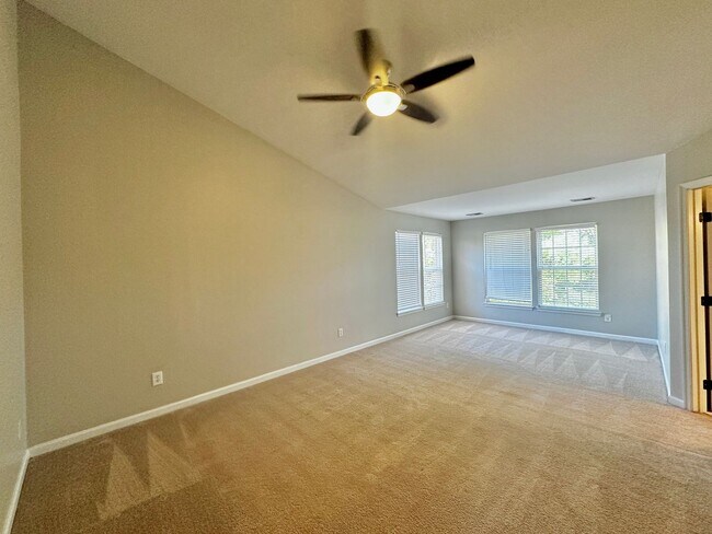 Building Photo - Beautiful 3 Bed 2.5 Bath Townhome Minutes from Cool Springs