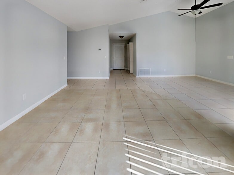 Building Photo - 266 Iowa Woods Cir W