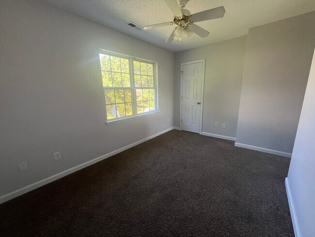 Building Photo - Lovely two bedroom, two and a half bathroom end unit townhouse that is centrally located. The liv...