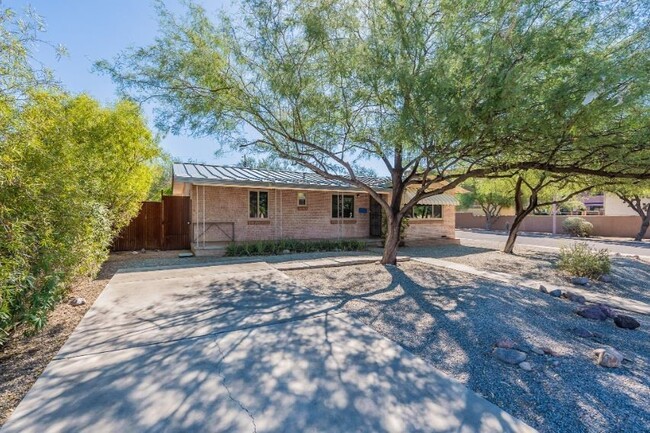 Building Photo - Charming Central Tucson Home with Versatil...