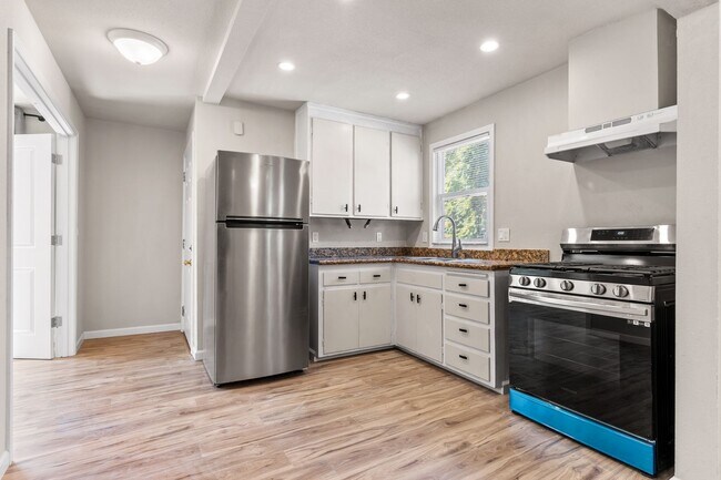 Building Photo - Newly Renovated 2 Bedroom Apartment with P...