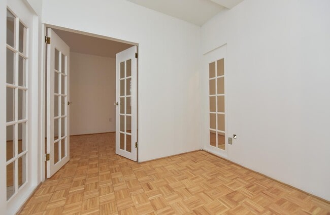 Building Photo - Spacious & Bright Junior 1 Bedroom at River Place East