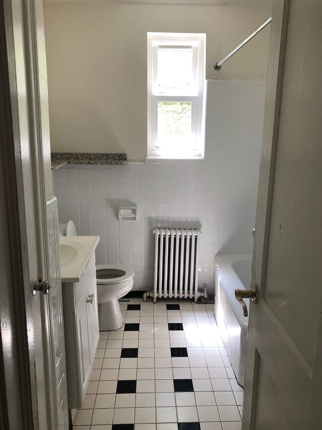 Building Photo - Adorable 3 bdrm/1.5 bath Home on a Corner ...