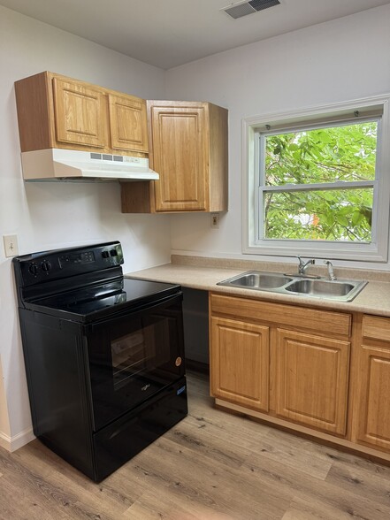 kitchen - new range - 306 S State St