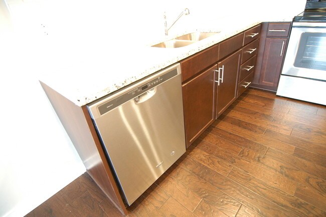 Building Photo - 2 Bedroom in Solo East Condos of Nashville!!