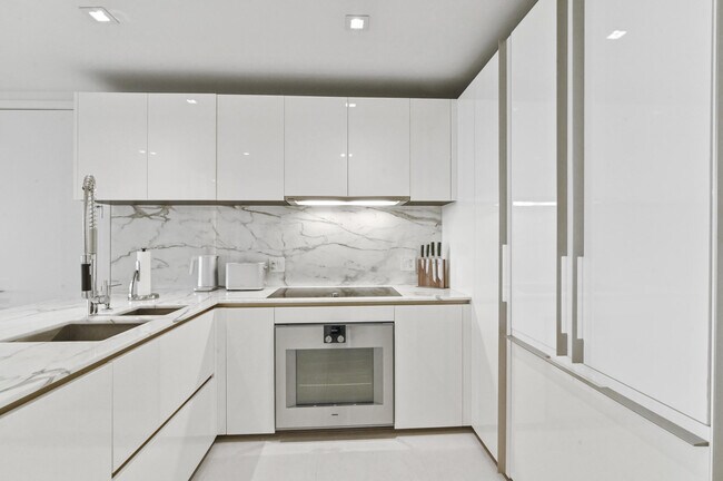 Building Photo - 10203 Collins Ave