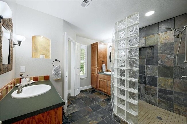 Building Photo - 9405 Caracas Dr