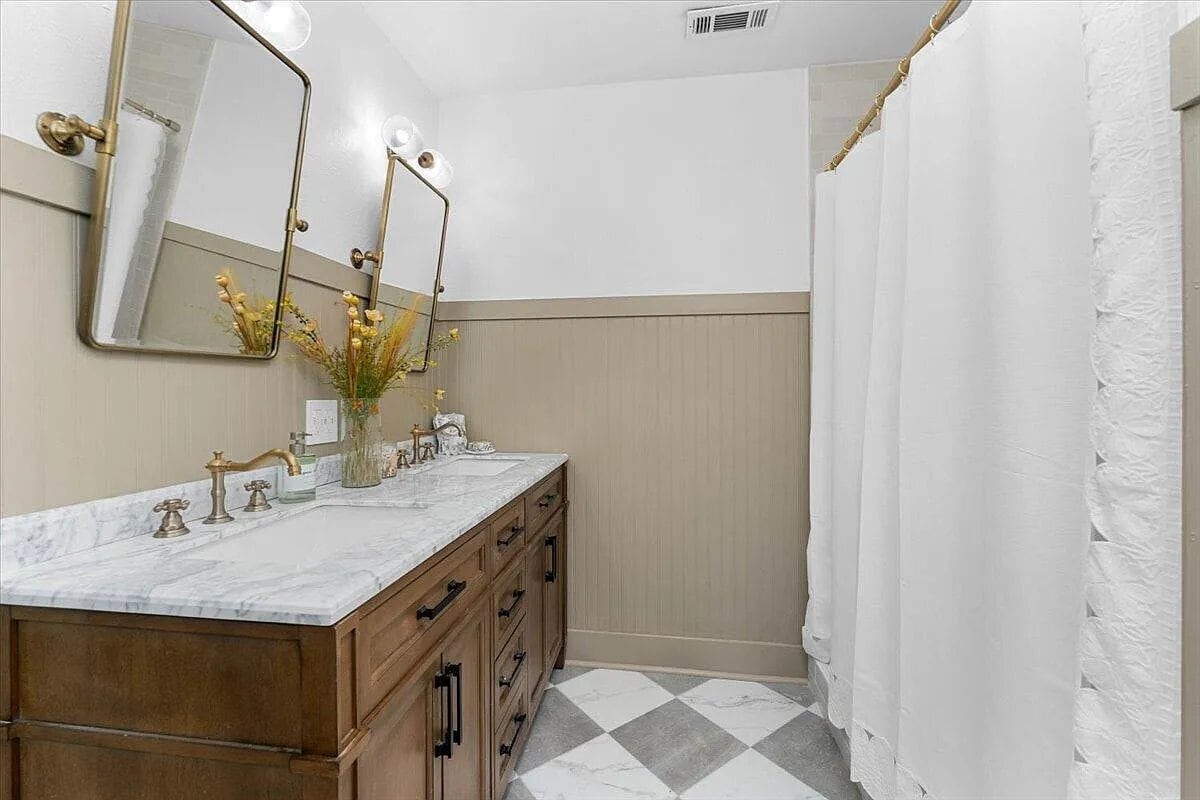 Building Photo - 2551 S Waverly Ave