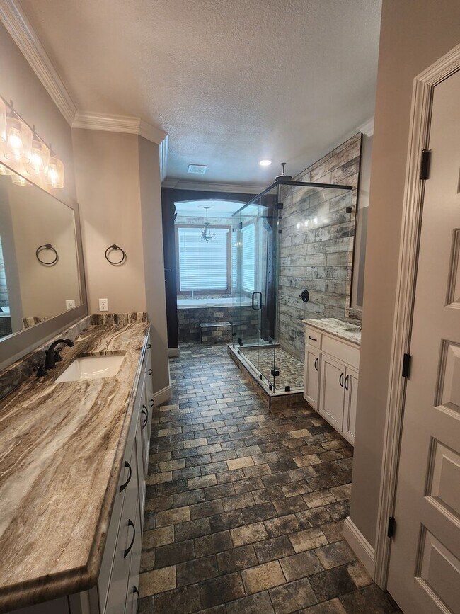 Building Photo - Elegant 4-Bedroom Valdosta Home with Vault...
