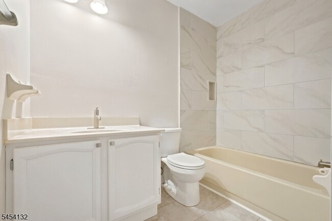 Building Photo - 703 Porter Way W