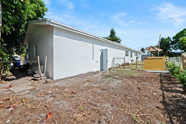 Building Photo - 2444 Plunkett St