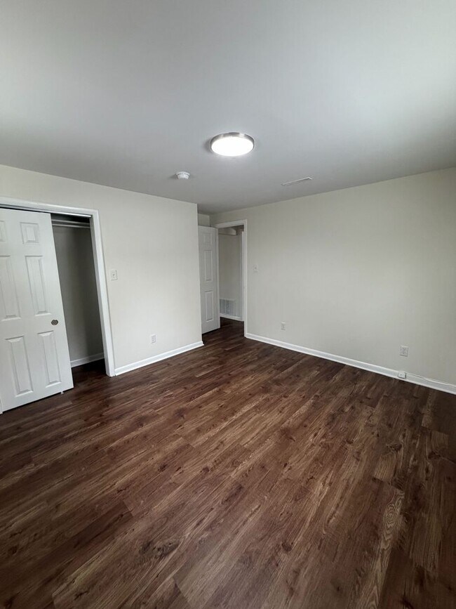 Building Photo - Freshly Renovated Home in Convenient Locat...