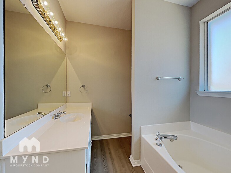 Building Photo - 2209 Country Brook Dr