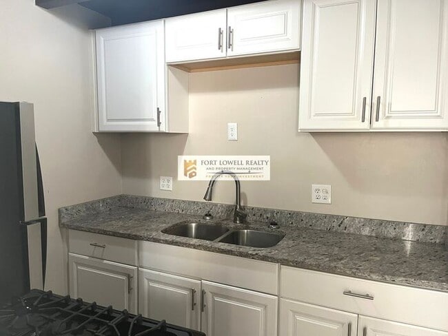 Building Photo - 1 bed 1 bath/washer/dryer/carport/Private Yard