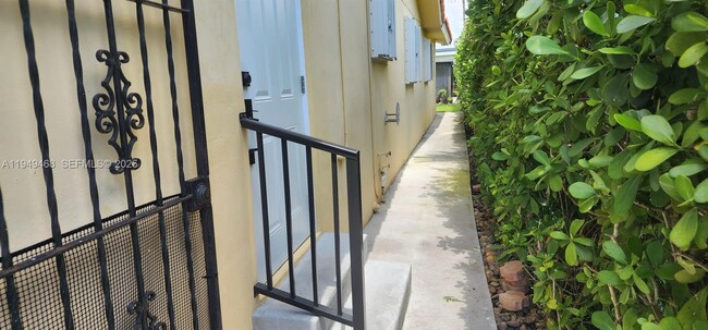 Building Photo - 6265 SW 31st St