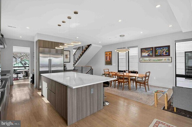 Building Photo - 911 S Oak St