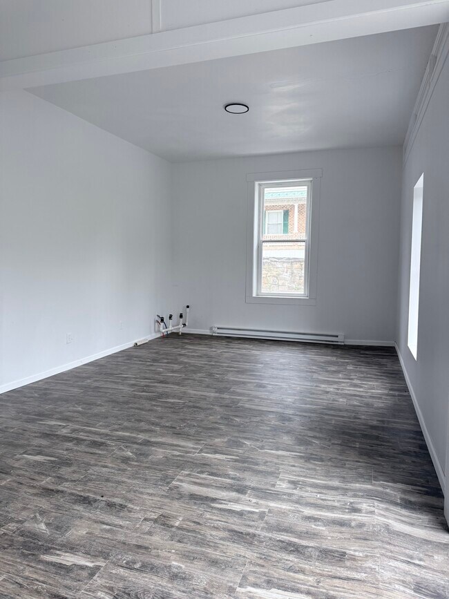 Building Photo - 127 Susanna St