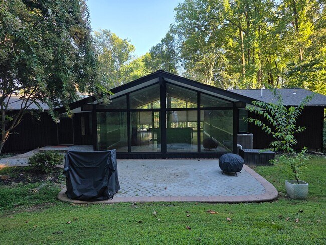 Building Photo - 27 Bridleshire Rd