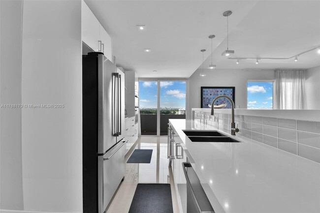 Building Photo - 9225 Collins Ave