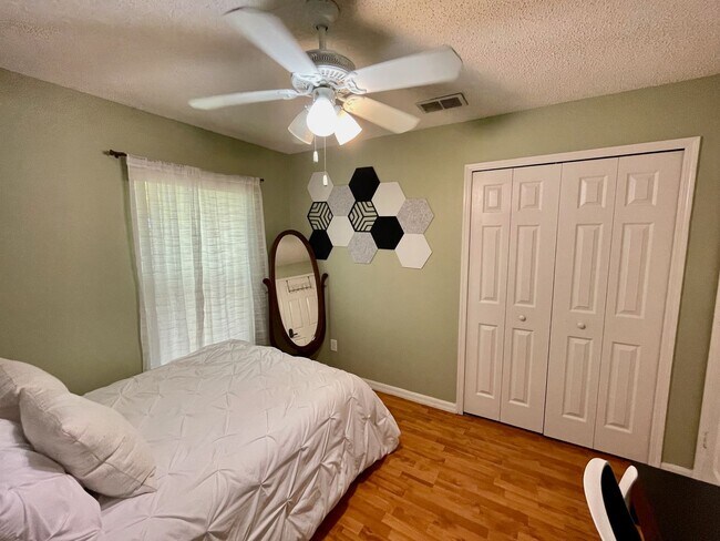Building Photo - Modern 4-Bed, 2-Bath Solar-Powered Home Ne...