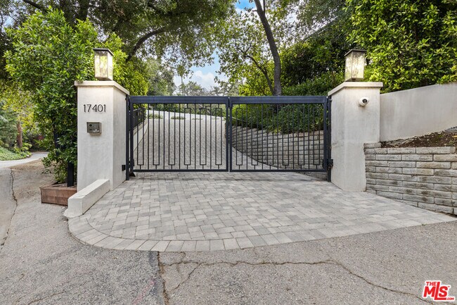 Building Photo - 17401 Rancho St