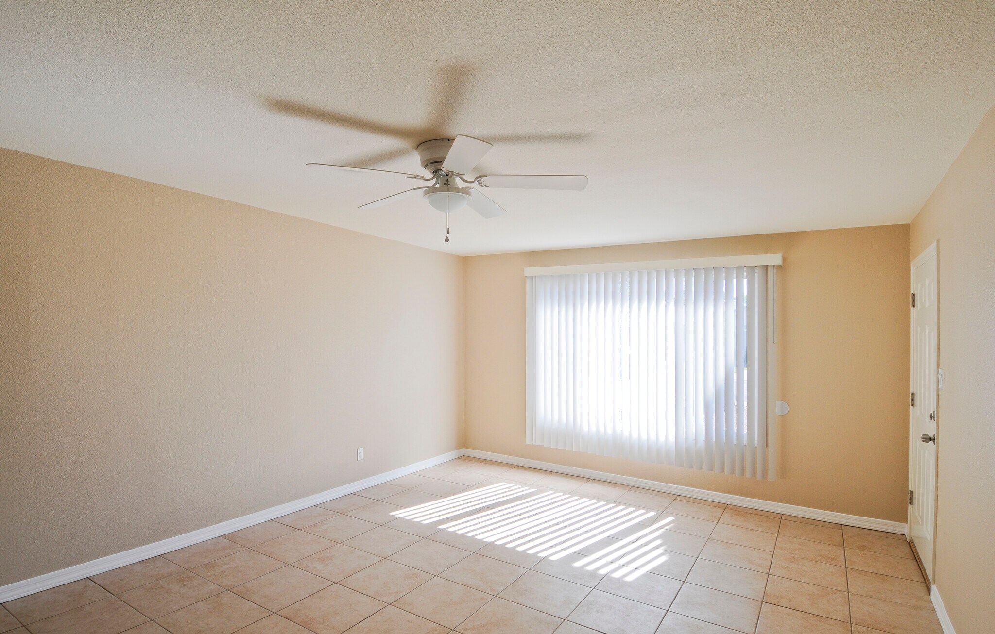 living Room - 2417 S Newberry Rd