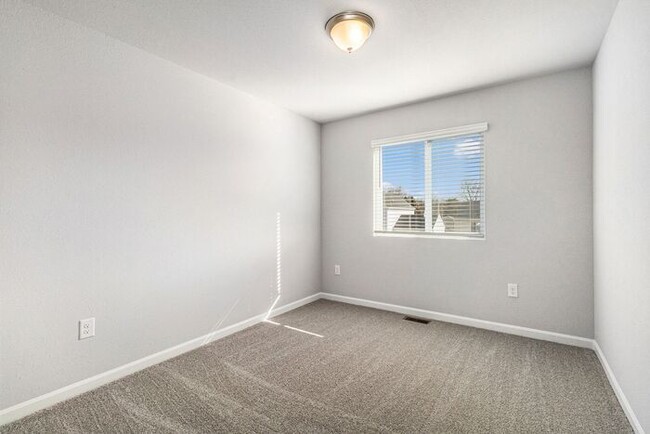 Building Photo - 109 Iris Ct