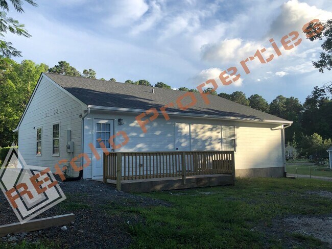 Building Photo - 601 Larchwood Dr