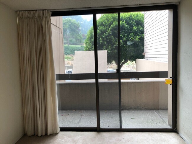 Building Photo - 2055 Sacramento St